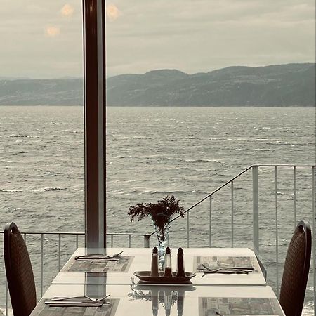 Auberge De La Riviere Saguenay Ла-Бе Экстерьер фото